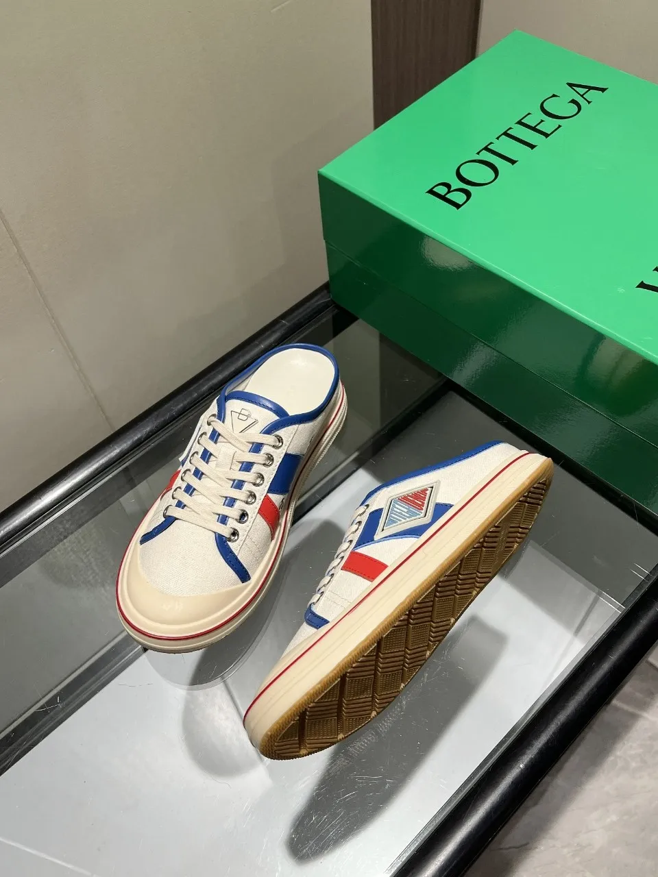 p500🐮🐮Bottega Veneta Bottega Veneta BV’s latest Eliot series retro basketball shoes casual sports canvas shoes will become a god when it is launched! [Celebration] [Celebration] A 1:1 copy of the original version, [Fireworks] original material, [Fireworks] original color system, inspired by retro basketball sneakers, the color combination highlights youthful vitality and perfectly interprets the theme of youth and childlike innocence. The details are also very particular. The summer canvas brings excellent durability and comfort. Designs such as calfskin trim, rubber toe caps and hand-painted retro red lines are full of retro feel. The round toe and convex sole add a modern feel and are suitable for various styles. Easily create a fashionable atmosphere. The upper foot is the focus...can be worn as a couple's shoes...each shoe has more taste and attitude! Fabric: Original customized high-density canvas + cowhide Lining: Original customized breathable canvas Insole: movable latex cowhide insole. Sole: original molded non-slip and wear-resistant TPU material. Sole thickness: 3cm. Size: women's size 35#-40#, men's size 39#-45#.